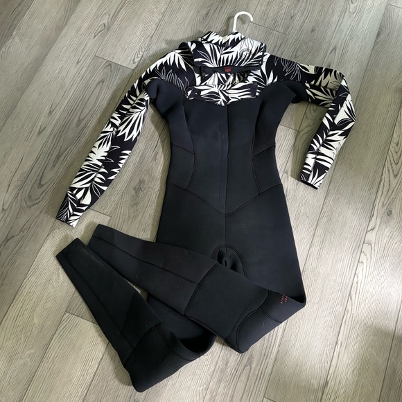 Billabong Other - Billabongwomens black and white 4/3 wetsuit